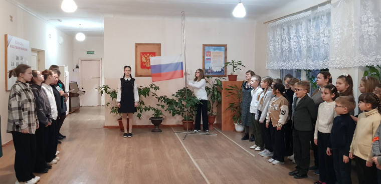 Поднятин флага.